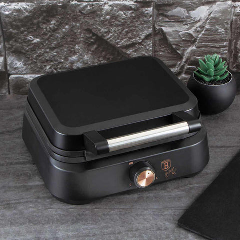 Imatge del producte de la gofrera de mida belga. Forma part de la col·lecció Black Rose. Característiques: • Potència: 1500 W • Voltatge: 220-240 V, 50/60 Hz • Mida de la placa: 26,2 * 21,6 cm • Recobriment ANTIADHERENT a la placa • Color: negre-or rosa. (Vista d'estudi). Producte oficial de Berlinger, impulsat per Promintra sl.