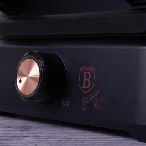 Imatge del producte de la gofrera de mida belga. Forma part de la col·lecció Black Rose. Característiques: • Potència: 1500 W • Voltatge: 220-240 V, 50/60 Hz • Mida de la placa: 26,2 * 21,6 cm • Recobriment ANTIADHERENT a la placa • Color: negre-or rosa. (Vista d'estudi). Producte oficial de Berlinger, impulsat per Promintra sl.