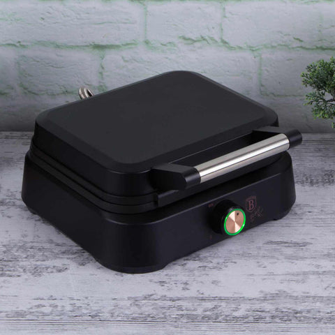 Imatge del producte de la gofrera de mida belga. Forma part de la col·lecció Black Rose. Característiques: • Potència: 1500 W • Voltatge: 220-240 V, 50/60 Hz • Mida de la placa: 26,2 * 21,6 cm • Recobriment ANTIADHERENT a la placa • Color: negre-or rosa. (Vista d'estudi). Producte oficial de Berlinger, impulsat per Promintra sl.