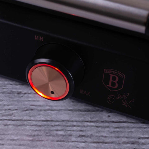 Imatge del producte de la gofrera de mida belga. Forma part de la col·lecció Black Rose. Característiques: • Potència: 1500 W • Voltatge: 220-240 V, 50/60 Hz • Mida de la placa: 26,2 * 21,6 cm • Recobriment ANTIADHERENT a la placa • Color: negre-or rosa. (Vista d'estudi). Producte oficial de Berlinger, impulsat per Promintra sl.