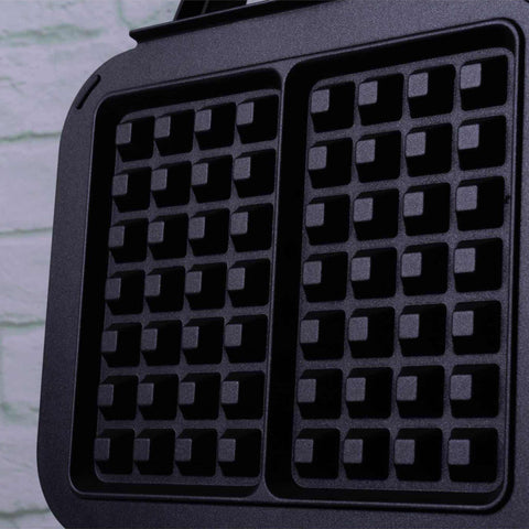Imatge del producte de la gofrera de mida belga. Forma part de la col·lecció Black Rose. Característiques: • Potència: 1500 W • Voltatge: 220-240 V, 50/60 Hz • Mida de la placa: 26,2 * 21,6 cm • Recobriment ANTIADHERENT a la placa • Color: negre-or rosa. (Vista d'estudi). Producte oficial de Berlinger, impulsat per Promintra sl.