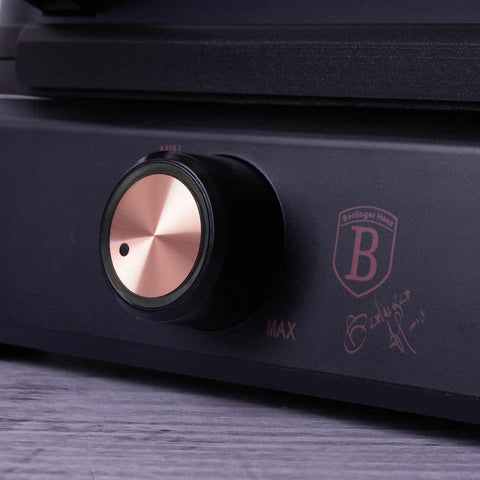 Imatge del producte de la gofrera de mida belga. Forma part de la col·lecció Black Rose. Característiques: • Potència: 1500 W • Voltatge: 220-240 V, 50/60 Hz • Mida de la placa: 26,2 * 21,6 cm • Recobriment ANTIADHERENT a la placa • Color: negre-or rosa. (Vista d'estudi). Producte oficial de Berlinger, impulsat per Promintra sl.