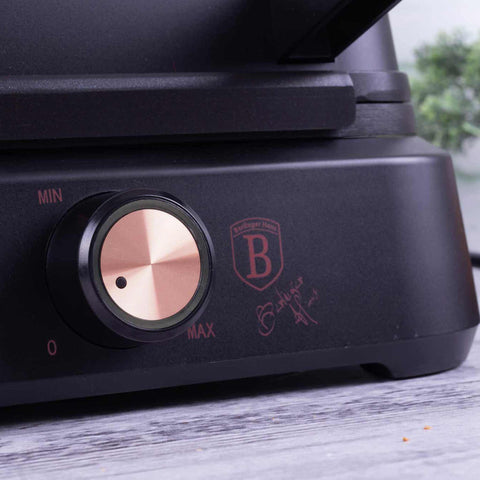 Imatge del producte de la gofrera de mida belga. Forma part de la col·lecció Black Rose. Característiques: • Potència: 1500 W • Voltatge: 220-240 V, 50/60 Hz • Mida de la placa: 26,2 * 21,6 cm • Recobriment ANTIADHERENT a la placa • Color: negre-or rosa. (Vista d'estudi). Producte oficial de Berlinger, impulsat per Promintra sl.