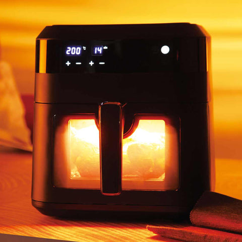 Imatge del producte de la fregidora d'aire de 6,3L amb finestra visible. Part de la col·lecció Black Rose. Característiques: • Potència: 220-240V ~ 50Hz 1300W • Control de temperatura: 80-200℃ • MIDA XXL: Capacitat: 6,3L • Safata d'oli i cistella d'aliments no estètiques - aptes per a rentavaixelles • D.... (Vista d'estudi). Producte oficial de Berlinger, impulsat per Promintra sl.