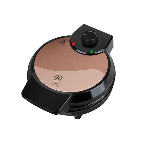 Product image of Waffle maker flower shape. Part of the Metallic Line Rose Gold Edition . Features: • Power: 700W • Voltage: 220-240 V, 50/60Hz • Plate size: 20,32 cm • NON-STICK TITAN black coating on plate • Color: rose gold. (Studio view). Official Berlinger Haus product, boosted by Promintra sl.