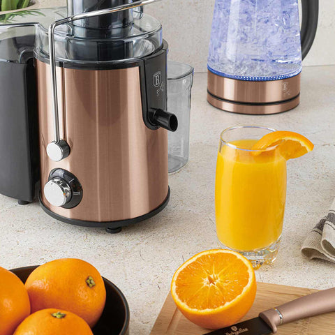 Product image of Juice extractor. Part of the Metallic Line Rose Gold Edition . Features: • Material: stainless steel body, stainless steel filter • Capacity: 600 ml juice cup, 1300 ml pulp cup • 220-240V 50-60Hz 500W • Length of power c.... (Studio view). Official Berlinger Haus product, boosted by Promintra sl.