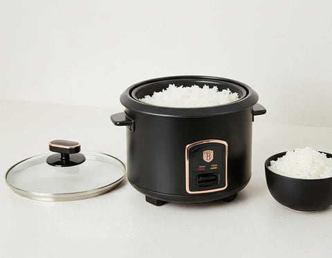 Product image of Electric rice cooker. Part of the Black Rose Collection . Features: • Material: stainless steel, aluminum, glass, plastic • 220-240V 50 / 60Hz 700W • Capacity: 1,8L, 10 cups • Length of power cord: 110 cm • Color: b.... (Studio view). Official Berlinger Haus product, boosted by Promintra sl.