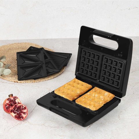 Product image of 3in1 sandwich maker with detachable plates. Part of the Black Rose Collection . Features: • Material: aluminium, bakelite • Power: 780 W • Voltage: 220-240 V, 50/60Hz • Plate size: 22,5*13 cm • NON-STICK coating • Color: black- rose gold. (Studio view). Official Berlinger Haus product, boosted by Promintra sl.