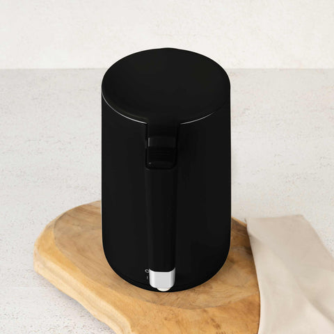 Product image of Double wall kettle. Part of the Black Vantage Collection/Matte Black Collection/Black Silver Collection . Features: • Material: 18/10 stainless steel inside, plastic outside • Capacity: 1,7L • Voltage: 220-240V,50/60Hz • Power: 1800 W • Color: matt black. (Studio view). Official Berlinger Haus product, boosted by Promintra sl.