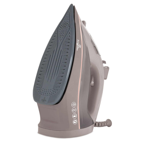 Imatge del producte de la planxa. Part de la col·lecció Taupe. Característiques: • 220-240V, 50/60Hz, 2200 W • Funcions: Sec/Vapor/Ràfega/Ruixat/Autoneteja • Capacitat del dipòsit d'aigua: 300 ml • Mida de la sola: 22,4*12,3 cm • Longitud de .... (Studio). Producte oficial de Berlinger, impulsat per Promintra sl.