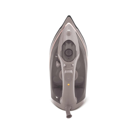 Imatge del producte de la planxa. Part de la col·lecció Taupe. Característiques: • 220-240V, 50/60Hz, 2200 W • Funcions: Sec/Vapor/Ràfega/Ruixat/Autoneteja • Capacitat del dipòsit d'aigua: 300 ml • Mida de la sola: 22,4*12,3 cm • Longitud de .... (Studio). Producte oficial de Berlinger, impulsat per Promintra sl.