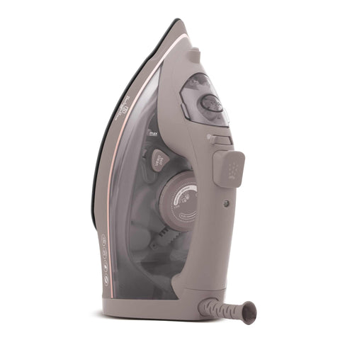 Imatge del producte de la planxa. Part de la col·lecció Taupe. Característiques: • 220-240V, 50/60Hz, 2200 W • Funcions: Sec/Vapor/Ràfega/Ruixat/Autoneteja • Capacitat del dipòsit d'aigua: 300 ml • Mida de la sola: 22,4*12,3 cm • Longitud de .... (Studio). Producte oficial de Berlinger, impulsat per Promintra sl.