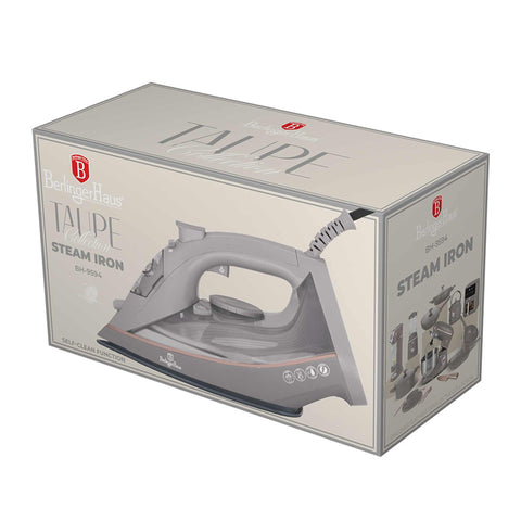 Imatge del producte de la planxa. Part de la col·lecció Taupe. Característiques: • 220-240V, 50/60Hz, 2200 W • Funcions: Sec/Vapor/Ràfega/Ruixat/Autoneteja • Capacitat del dipòsit d'aigua: 300 ml • Mida de la sola: 22,4*12,3 cm • Longitud de .... (Studio). Producte oficial de Berlinger, impulsat per Promintra sl.