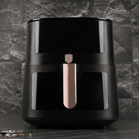 Imatge del producte de la fregidora d'aire de 8L amb finestra visible. Part de la col·lecció Black Rose. Característiques: • Potència: 220-240V ~ 50/60Hz 1650W • Control de temperatura: 40-200℃ • MIDA XXXL: Cistella per a aliments amb recobriment antiadherent de 8L • DIGITAL • Mida: 38,8*30*32,4 .... (Vista d'estudi) Producte oficial de Berlinger, impulsat per Promintra sl.