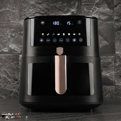 Imatge del producte de la fregidora d'aire de 8L amb finestra visible. Part de la col·lecció Black Rose. Característiques: • Potència: 220-240V ~ 50/60Hz 1650W • Control de temperatura: 40-200℃ • MIDA XXXL: Cistella per a aliments amb recobriment antiadherent de 8L • DIGITAL • Mida: 38,8*30*32,4 .... (Vista d'estudi) Producte oficial de Berlinger, impulsat per Promintra sl.