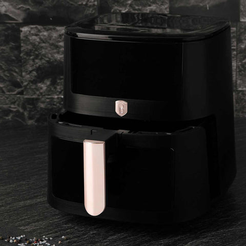 Imatge del producte de la fregidora d'aire de 8L amb finestra visible. Part de la col·lecció Black Rose. Característiques: • Potència: 220-240V ~ 50/60Hz 1650W • Control de temperatura: 40-200℃ • MIDA XXXL: Cistella per a aliments amb recobriment antiadherent de 8L • DIGITAL • Mida: 38,8*30*32,4 .... (Vista d'estudi) Producte oficial de Berlinger, impulsat per Promintra sl.