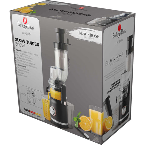 Imatge del producte d'un espremedor lent. Part de la col·lecció Black Rose. Característiques: • 220-240V 50/60Hz 300W • Accessoris: • Recipient per a espremedor 800 ml • Recipient per a polpa 1000 ml • Raspall • Empenyedor • Color: negre-or rosa. (Vista d'estudi). Producte oficial de Berlinger, impulsat per Promintra sl.