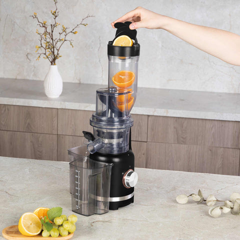 Imatge del producte d'un espremedor lent. Part de la col·lecció Black Rose. Característiques: • 220-240V 50/60Hz 300W • Accessoris: • Recipient per a espremedor 800 ml • Recipient per a polpa 1000 ml • Raspall • Empenyedor • Color: negre-or rosa. (Vista d'estudi). Producte oficial de Berlinger, impulsat per Promintra sl.