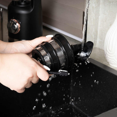 Imatge del producte d'un espremedor lent. Part de la col·lecció Black Rose. Característiques: • 220-240V 50/60Hz 300W • Accessoris: • Recipient per a espremedor 800 ml • Recipient per a polpa 1000 ml • Raspall • Empenyedor • Color: negre-or rosa. (Vista d'estudi). Producte oficial de Berlinger, impulsat per Promintra sl.