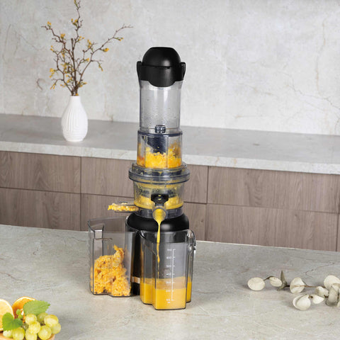 Imatge del producte d'un espremedor lent. Part de la col·lecció Black Rose. Característiques: • 220-240V 50/60Hz 300W • Accessoris: • Recipient per a espremedor 800 ml • Recipient per a polpa 1000 ml • Raspall • Empenyedor • Color: negre-or rosa. (Vista d'estudi). Producte oficial de Berlinger, impulsat per Promintra sl.