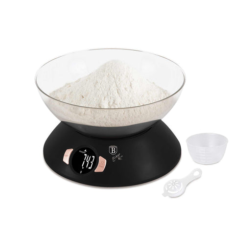 Imagem do produto: Balança de cozinha com tigela. Parte da Coleção Rosa Negra. Características: • Material: plástico • Visor LCD • Capacidade: 5 kg • Pilha AAA incluída • Acessórios: • Copo medidor: 25 ml • Separador de ovos • Cor: preto-rosa... (Imagem conceitual). Produto oficial Berlinger Haus, com o apoio da Promintra sl.