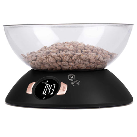 Imagem do produto: Balança de cozinha com tigela. Parte da Coleção Rosa Negra. Características: • Material: plástico • Visor LCD • Capacidade: 5 kg • Pilha AAA incluída • Acessórios: • Copo medidor: 25 ml • Separador de ovos • Cor: preto-rosa... (Imagem conceitual). Produto oficial Berlinger Haus, com o apoio da Promintra sl.