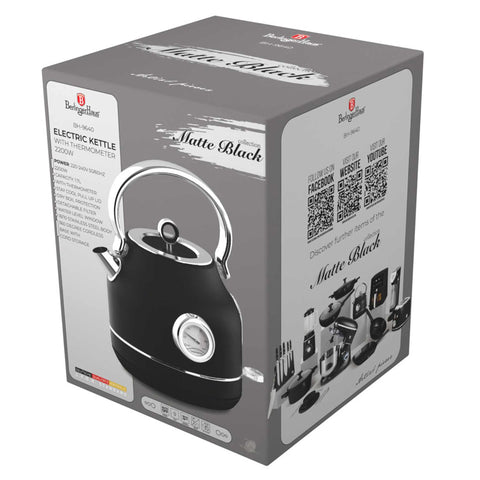 Imatge del producte de Bullidor elèctric amb termòmetre. Forma part de la col·lecció Black Vantage/Matte Black/Black Silver/Eternal. Característiques: • Material: acer inoxidable 18/10 • Capacitat: 1,7 L • Voltatge: 220-240 V, 50/60 Hz • Potència: 2200 W • Longitud del cable d'alimentació: 75 cm • Color: negre mat. (Vista d'estudi). Producte oficial de Berlinger, impulsat per Promintra sl.
