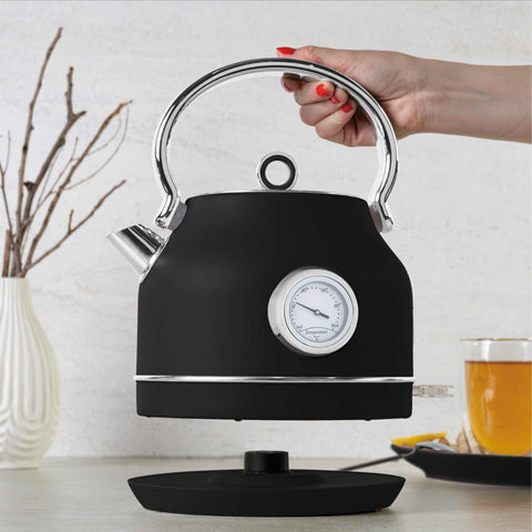 Imatge del producte de Bullidor elèctric amb termòmetre. Forma part de la col·lecció Black Vantage/Matte Black/Black Silver/Eternal. Característiques: • Material: acer inoxidable 18/10 • Capacitat: 1,7 L • Voltatge: 220-240 V, 50/60 Hz • Potència: 2200 W • Longitud del cable d'alimentació: 75 cm • Color: negre mat. (Vista d'estudi). Producte oficial de Berlinger, impulsat per Promintra sl.