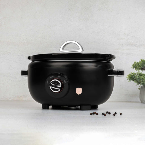 Imagem do produto Panela elétrica de cozimento lento de 3,5L. Parte da Coleção Black Rose. Características: • Material: cerâmica, revestimento externo removível - estrutura de ferro • Voltagem: 220-240V; • Frequência: 50/60 Hz • Potência: 200W • Capacidade: 3,5L • Cor: preta.... (Vista de estúdio). Produto oficial Berlinger Haus, impulsionado por Promintra sl.