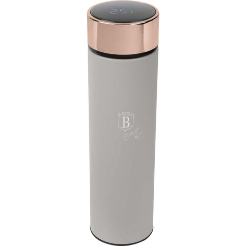 Imatge del producte d'ampolla amb indicador LED de temperatura de 0,5L. Forma part de la col·lecció Taupe. Característiques: • Material: cos interior d'acer inoxidable 18/10 amb recobriment en pols mat • Capacitat: 0,5 L • Filtre purificador d'acer inoxidable 18/10 • Color: taupe mat... (Vista d'estudi). Producte oficial de Berlinger, impulsat per Promintra sl.