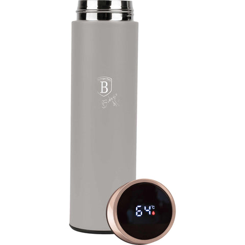 Imatge del producte d'ampolla amb indicador LED de temperatura de 0,5L. Forma part de la col·lecció Taupe. Característiques: • Material: cos interior d'acer inoxidable 18/10 amb recobriment en pols mat • Capacitat: 0,5 L • Filtre purificador d'acer inoxidable 18/10 • Color: taupe mat... (Vista d'estudi). Producte oficial de Berlinger, impulsat per Promintra sl.