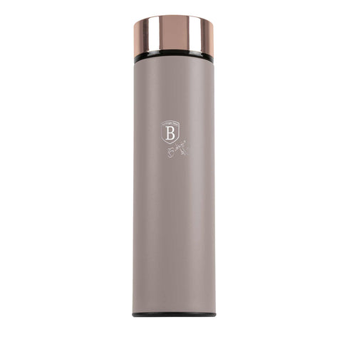 Imatge del producte d'ampolla amb indicador LED de temperatura de 0,5L. Forma part de la col·lecció Taupe. Característiques: • Material: cos interior d'acer inoxidable 18/10 amb recobriment en pols mat • Capacitat: 0,5 L • Filtre purificador d'acer inoxidable 18/10 • Color: taupe mat... (Vista d'estudi). Producte oficial de Berlinger, impulsat per Promintra sl.