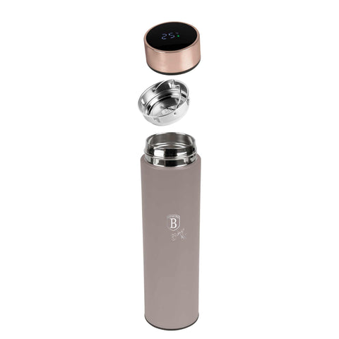 Imatge del producte d'ampolla amb indicador LED de temperatura de 0,5L. Forma part de la col·lecció Taupe. Característiques: • Material: cos interior d'acer inoxidable 18/10 amb recobriment en pols mat • Capacitat: 0,5 L • Filtre purificador d'acer inoxidable 18/10 • Color: taupe mat... (Vista d'estudi). Producte oficial de Berlinger, impulsat per Promintra sl.