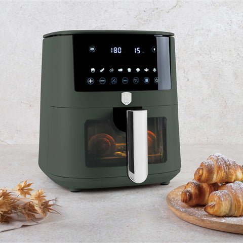 Imagem do produto: Fritadeira a ar de 5L com visor. Parte da Coleção Verde Fosco. Características: • Potência: 220-240V ~ 1400W • Controle de temperatura: 40-200℃ • Inclui: • TAMANHO XL: cesto para alimentos com revestimento antiaderente de 5L • DIGITAL • Cor: verde fosco. (Imagem de estúdio). Produto oficial Berlinger Haus, com o apoio da Promintra sl.