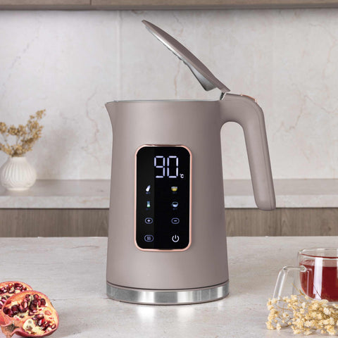 Imagem do produto: Chaleira elétrica digital. Parte da Coleção Taupe. Características: • Material: Interior em aço inoxidável 18/10, exterior em plástico • Capacidade: 1,7L • Voltagem: 220-240V, 50/60Hz • Potência: 2200W • Comprimento do cabo de alimentação: 70-75 cm • Co.... (Vista de estúdio). Produto oficial Berlinger Haus, com o apoio da Promintra sl.