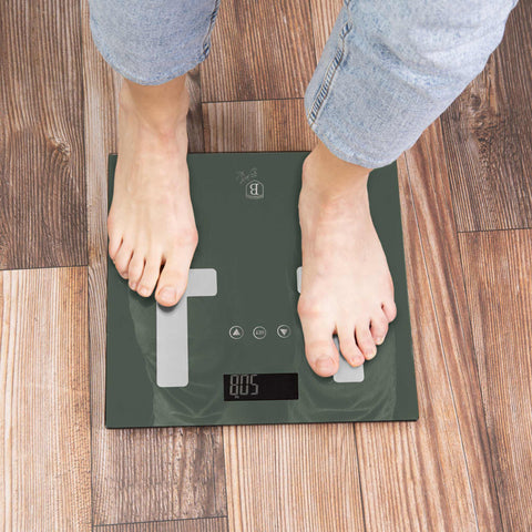 Imatge del producte de la bàscula digital de bany BODYFAT de vidre amb capacitat de 180 kg. Forma part de la col·lecció Matte Green. Característiques: • Material: vidre temperat i plàstic • Capacitat: 180 kg • Mida: 30*30 cm • Unitat de pes: lb/st/kg • Zero automàtic i apagat automàtic • Alimentació: 2 piles AAA... (Vista d'estudi). Producte oficial de Berlinger, impulsat per Promintra sl.