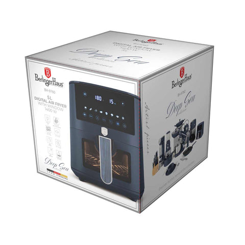 Imatge del producte de la fregidora d'aire de 5L amb finestra visible. Part de la col·lecció Deep Sea. Característiques: • Potència: 220-240V ~ 1400W • Control de temperatura: 40-200℃ • Inclou: • MIDA XL: cistella per a aliments amb recobriment antiadherent de 5L • DIGITAL • Color: blau mat. (Vista d'estudi). Producte oficial de Berlinger, impulsat per Promintra sl.