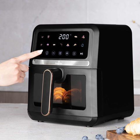 Product image of Air fryer 5L visible window. Part of the Black Rose Collection . Features: • Power: 220-240V, 50/60Hz 1500W • Temperature control: 40-200℃ • XL SIZE: food basket with non-stick coating 5L • DIGITAL • Size: 26*32,4*30,6 cm .... (Studio view). Official Berlinger Haus product, boosted by Promintra sl.