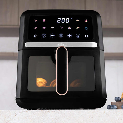 Product image of Air fryer 5L visible window. Part of the Black Rose Collection . Features: • Power: 220-240V, 50/60Hz 1500W • Temperature control: 40-200℃ • XL SIZE: food basket with non-stick coating 5L • DIGITAL • Size: 26*32,4*30,6 cm .... (Studio view). Official Berlinger Haus product, boosted by Promintra sl.