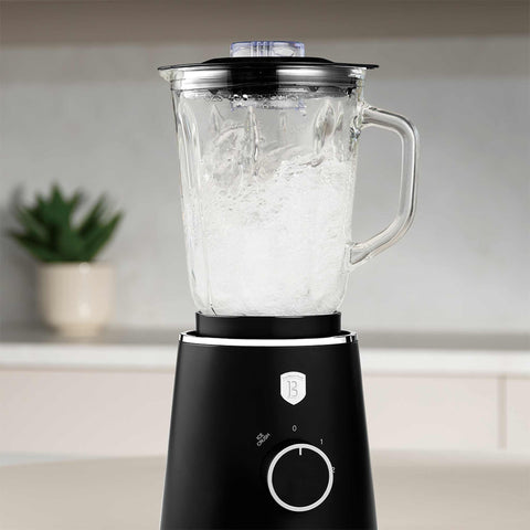 Imagem do liquidificador de mesa com jarra de vidro de 1,5L e 1000W. Parte da Coleção Black Vantage/Coleção Matte Black/Coleção Black Silver. Características: • Material: plástico, vidro • Potência: 1000 W • Voltagem: 220-240V, 50-60 Hz • Jarra de vidro de 1,5 L • Comprimento do cabo de alimentação: 100 cm • Cor: preto fosco. (Imagem meramente ilustrativa). Produto oficial Berlinger Haus, com o apoio da Promintra sl.