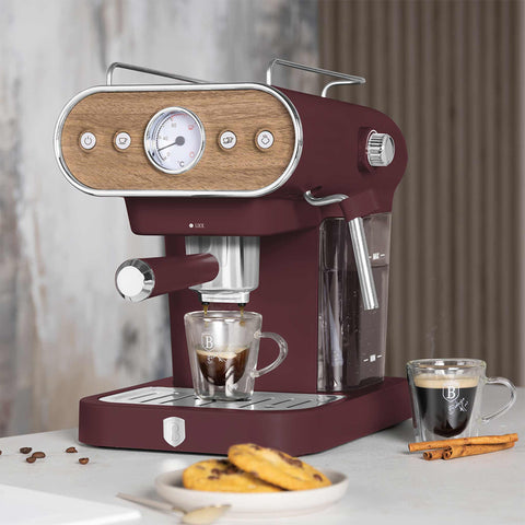 Imatge del producte de la cafetera Espresso 3 en 1. Part de la col·lecció Leonardo Nordic. Característiques: • Material: acer inoxidable, plàstic • Potència: 950 W • Voltatge: 220-240V 50-60 Hz • Dipòsit d'aigua d'1,2 L • Filtre per a 1 i 2 tasses • Cullera de plàstic 2 en 1 amb... (Vista d'estudi). Producte oficial de Berlinger, impulsat per Promintra sl.