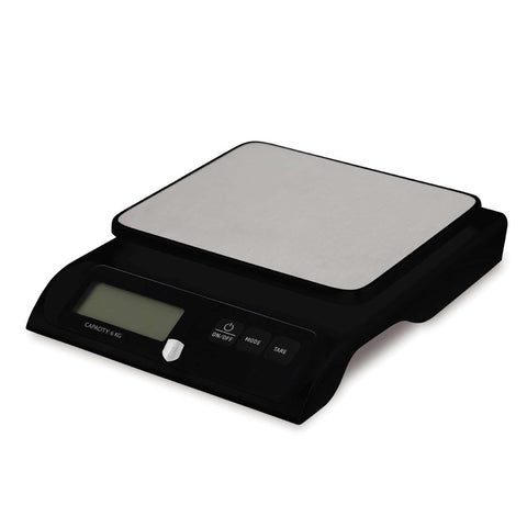 Product image of Digital kitchen scale capacity 6kg. Part of the Black Vantage Collection/Matte Black Collection/Black Silver Collection . Features: • Material: stainless steel and plastic • Capacity: 6 kg • Size: 18,8*15*4,2 cm • Weight unit: g/oz/ml/lb • 2 pcs AAA battery included • Color: black. (Studio view). Official Berlinger Haus product, boosted by Promintra sl.