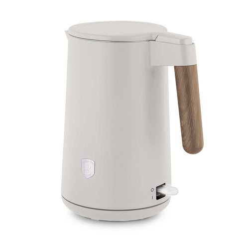 Imatge del producte de bullidor de doble paret. Part de la col·lecció Sahara Nordic. Característiques: • Material: acer inoxidable 18/10 a l'interior, plàstic a l'exterior • Capacitat: 1,7 L • Voltatge: 220-240 V, 50/60 Hz • Potència: 2200 W • Mida: 23*16*25 cm • Longitud... (Vista d'estudi). Producte oficial de Berlinger, impulsat per Promintra sl.