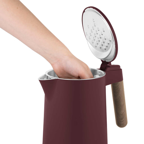 Imatge del producte de bullidor de doble paret. Part de la col·lecció Leonardo Nordic. Característiques: • Material: acer inoxidable 18/10 a l'interior, plàstic a l'exterior • Capacitat: 1,7L • Voltatge: 220-240V, 50/60Hz • Potència: 2200 W • Mida: 23*16*25 cm • Longitud... (Vista d'estudi). Producte oficial de Berlinger, impulsat per Promintra sl.
