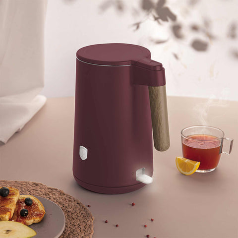 Imatge del producte de bullidor de doble paret. Part de la col·lecció Leonardo Nordic. Característiques: • Material: acer inoxidable 18/10 a l'interior, plàstic a l'exterior • Capacitat: 1,7L • Voltatge: 220-240V, 50/60Hz • Potència: 2200 W • Mida: 23*16*25 cm • Longitud... (Vista d'estudi). Producte oficial de Berlinger, impulsat per Promintra sl.
