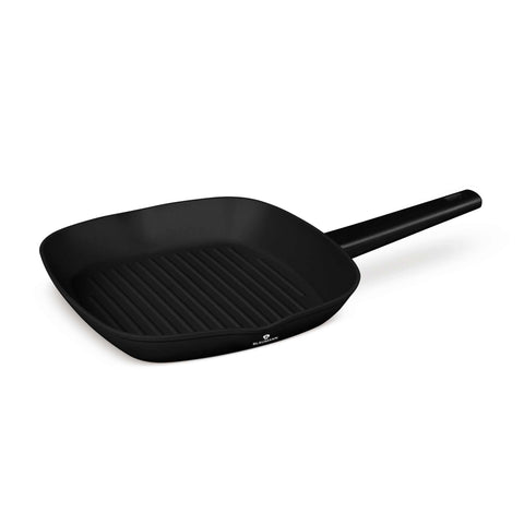 Imatge del producte de la graella de 26 cm. Forma part de la col·lecció Blaumann/Black Silver. Característiques: • Material: alumini forjat amb recobriment antiadherent de titani negre de 3 capes • Graella de Ø26 cm • Color: negre mat. (Vista d'estudi). Producte oficial de Berlinger, impulsat per Promintra sl.