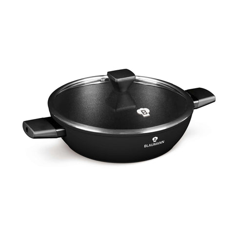 Imatge del producte de l'olla baixa amb tapa de 28 cm. Part de la col·lecció Blaumann/Black Silver. Característiques: • Material: alumini forjat amb recobriment de titani negre de 3 capes no estètic • Olla baixa amb tapa de Ø28 cm • Color: negre mat. (Vista d'estudi). Producte oficial de Berlinger, impulsat per Promintra sl.
