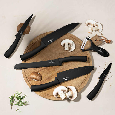 Product image of 6pcs knife set. Part of the Blaumann/Black Silver Collection . Features: • Material: stainless steel with non-stick coating • Chef knife 20 cm • Bread knife 20 cm • Santoku knife 17,5 cm • Utility knife 12,5 cm • Paring .... (Studio view). Official Berlinger Haus product, boosted by Promintra sl.