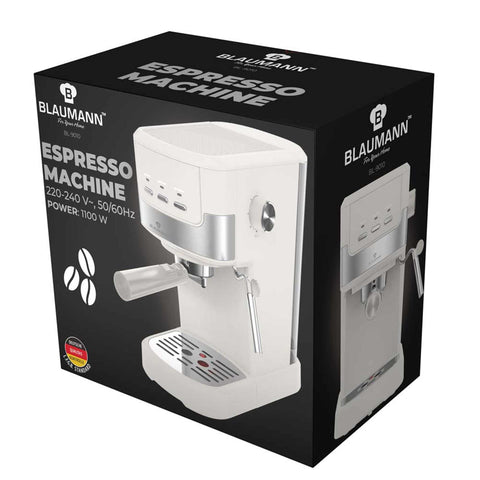 Imagem do produto: Máquina de café expresso. Parte da linha Blaumann Cream. Características: • Material: aço inoxidável • Potência: 1100 W • Voltagem: 220-240 V 50-60 Hz • Reservatório de água removível de 1,25 L • Colher de plástico 2 em 1 com compactador • Cor:.... (Imagem de estúdio). Produto oficial Berlinger Haus, com o apoio da Promintra sl.