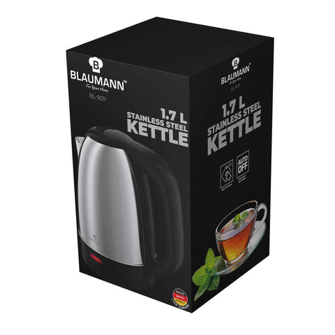 Imatge del producte Bullidor elèctric. Part de la col·lecció Blaumann/Black Silver. Característiques: • Material: acer inoxidable • Capacitat: 1,7 L • Voltatge: 220-240V, 50-60Hz • Potència: 1800W • Color: negre-platejat. (Vista d'estudi). Producte oficial de Berlinger, impulsat per Promintra sl.